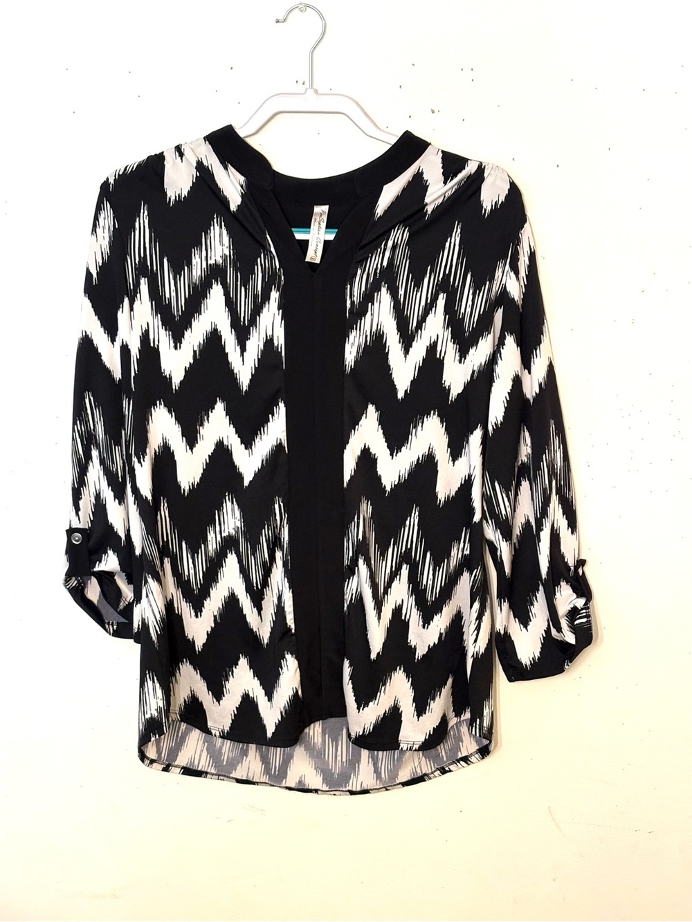 PerSeption Concept Black and White Zigzag Roll-Sleeve Blouse